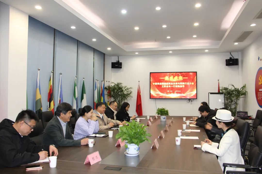 中國商聯(lián)商業(yè)店裝與展陳行業(yè)分會會長王躍一行到訪浙江工商大學(xué)創(chuàng)業(yè)園參觀交流、共促發(fā)展